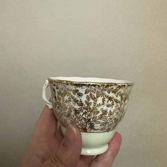 Elegant Colclough China Tea Set for 4 (8 pieces) - Picture 11 of 14